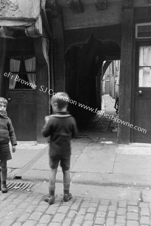 OLD YORK :MARGARET CLITHEROW'S HOUSE ENTRANCE TO YARD